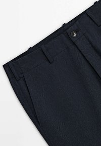 Pantalon de costume bleu marine foncé avec une texture subtile à carreaux, fermeture à boutons à l’avant, passants de ceinture et poches latérales.