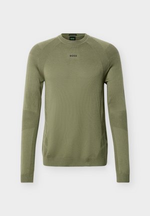 Olíva zöld hosszú ujjú kötött pulóver kerek nyakkal, bordázott mandzsettákkal és szegéllyel, valamint "BOSS" logóval a mellrészen.