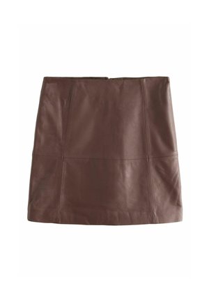 Pruunist nahast mini seelik, millel on sile tekstuur, lihtsa lõike ja nähtavate õmblusjoontega, kinnitatud tagumise tõmbluku abil.