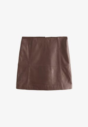 Pruunist nahast mini seelik, millel on sile tekstuur, lihtsa lõike ja nähtavate õmblusjoontega, kinnitatud tagumise tõmbluku abil.