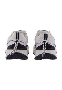 Scarpe atletiche in mesh di colore grigio chiaro e nero; presentano una parte superiore testurizzata, una suola a contrasto e robusti lacci neri con un motivo decorativo.