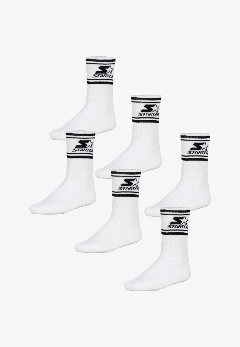 Vijf witte crew-sokken met zwarte strepen en het Starter-logo nabij de bovenkant, gerangschikt tegen een witte achtergrond.