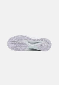 Bílá sportovní podrážka s texturovaným, nešpinícím povrchem. Obsahuje geometrický vzor a brandingové prvky, včetně "Kempa" a "Michelin."