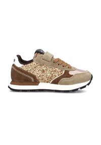 La sneaker presenta una toma in suede beige, accenti dorati scintillanti, dettagli in pelle marrone e una suola in gomma bianca con una parte inferiore nera testurizzata.