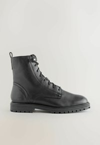 Stivale alla caviglia in pelle nera con design stringato, superficie testurizzata, linguetta sul retro e suola in gomma resistente con battistrada definito.