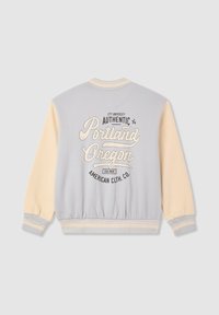 Jasnoszara i kremowa kurtka bomber z prążkowanymi mankietami, paskiem w talii oraz grafiką na plecach z napisem "Portland Oregon". Miękka tekstura materiału.