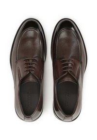 Zapatos de vestir de cuero marrón con un acabado liso, punta redonda y detalle de cordones. Paneles texturizados y una puntera brillante en contraste.