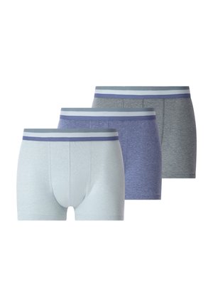 Drei Herren-Boxershorts in Hellblau, Marineblau und Grau, jeweils mit einem gestreiften elastischen Bund in Blau und Weiß.