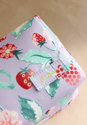 Lavendli värvi kangas punaste maasikate, lillede ja roheliste lehtedega ning õmmeldud Cath Kidstoni kollases kirjas sildiga.