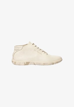 Chaussure décontractée beige en cuir à lacets, avec des noms de villes imprimés sur la semelle et le logo « les marins » sur le côté.