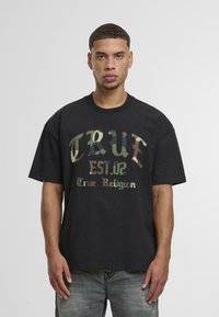 Camiseta de algodón negra con un diseño de logotipo multicolor en la parte frontal, con mangas cortas y un corte relajado.
