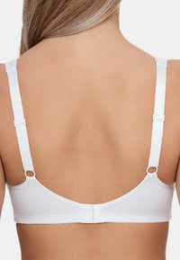 Weißer BH mit verstellbaren Trägern, Haken- und Ösenverschluss auf der Rückseite und glatter Stoffstruktur. Minimalsitisches Design, keine zusätzlichen Muster oder Akzente.