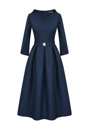 Granatowa sukienka o kroju A, z rękawami do trzech czwartej, dekoltem w serek, skrojonym korpusem oraz paskiem w talii z złotym akcentem.