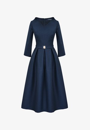 Granatowa sukienka o kroju A, z rękawami do trzech czwartej, dekoltem w serek, skrojonym korpusem oraz paskiem w talii z złotym akcentem.