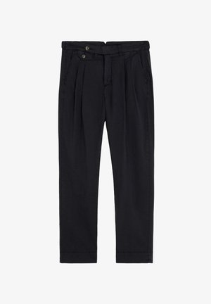 Pantalones negros de tiro alto con pliegues, bolsillos laterales, cierre de doble botón en la cintura y piernas rectas con corte cónico.