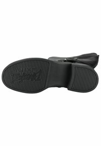 Suela de bota de cuero negro con una superficie texturizada que presenta surcos horizontales y verticales, y un logotipo en relieve para mayor agarre.