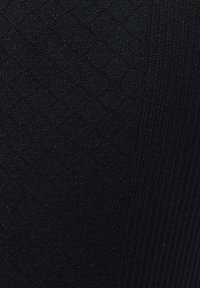 Schwarzer Stoff mit strukturiertem Diamantmuster und vertikalen Rillen, der eine glatte, flexible Oberfläche bietet, die sich für Bekleidung eignet.