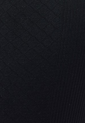 Tessuto nero con un motivo a diamante testurizzato e righe verticali, creando una superficie liscia e flessibile adatta per l'abbigliamento.