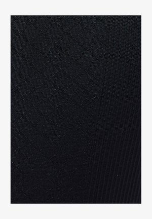 Tessuto nero con un motivo a diamante testurizzato e righe verticali, creando una superficie liscia e flessibile adatta per l'abbigliamento.