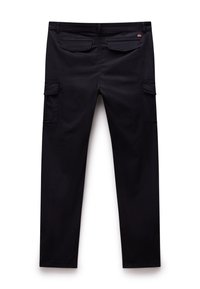 Pantaloni cargo neri con tasche laterali, tasche posteriori e design a gamba dritta. Realizzati in tessuto resistente con una texture liscia.
