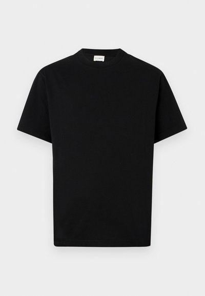 Černé bavlněné tričko s kulatým výstřihem, krátkými rukávy a rovný střih. Žádné viditelné vzory ani kovové detaily.
