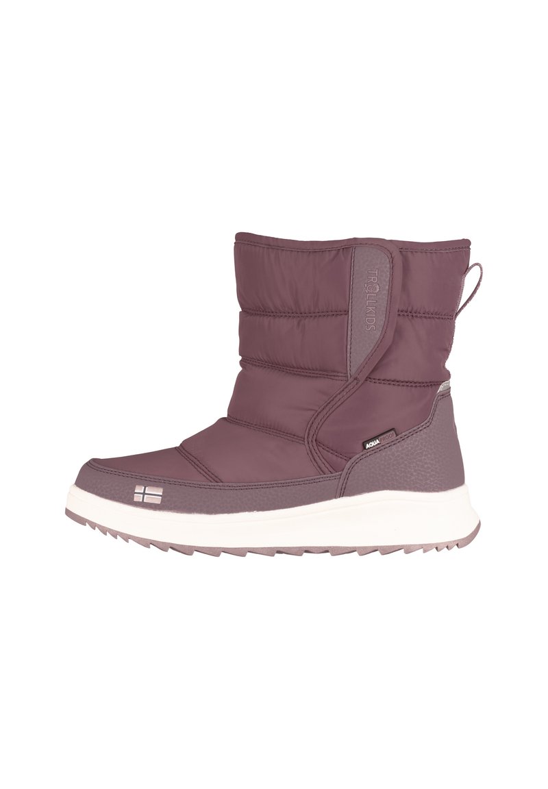 Botas de invierno moradas aisladas con parte superior acolchada, suela de goma y acentos impermeables. Cuenta con una lengüeta para facilitar su uso.