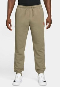 NIKECOURT HERITAGE PANT JOGGER - Pantaloni de trening - neutral olive