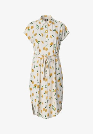 Rövid ujjú ruha gombos elülső résszel, fehér anyagon sárga citrusfélék és zöld levelek mintázatával, valamint egy hozzá illő övvel.