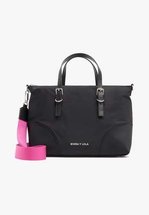 Czarna prostokątna torba typu tote z dwoma skórzanymi uchwytami, srebrnymi klamrami, różowym paskiem na ramię oraz logo "BIMBA Y LOLA" z przodu.