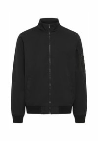 Chaqueta bomber negra con un alto cuello, cierre frontal, dos bolsillos laterales y un bolsillo en la manga con cremallera; tejido suave y puños acanalados.