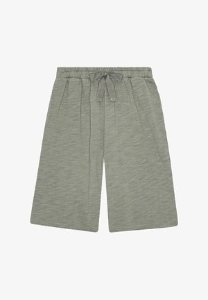 Világosszürke sort, puha, texturált anyagból. Jellemzője egy rugalmas derékpánt zsinórral és redők a frontrészen. Széles lábszárú kialakítás.