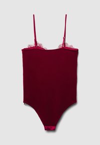 Body bordeaux con spalline sottili, bordatura in pizzo lungo la parte superiore e una texture di tessuto liscia. Presenta una silhouette attillata e un fondo a perizoma.