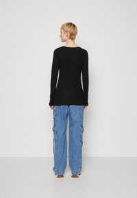 Gap Tall CREW - Pikkade varrukatega topp - black