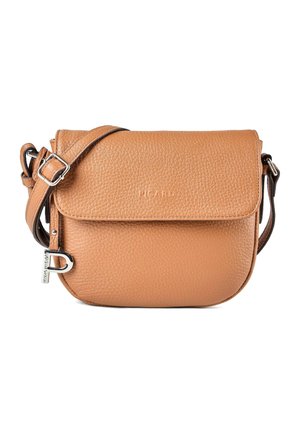 Umhängetasche aus strukturiertem tanfarbenem Leder mit Klappenverschluss, verstellbarem Riemen und Metallschnalle vor weißem Hintergrund.