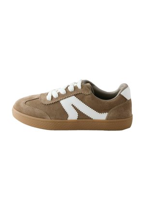 Ruskind brun sneaker med hvide detaljer og et bølget design, med en struktureret gummisål og hvide snørebånd. Sidevisning.