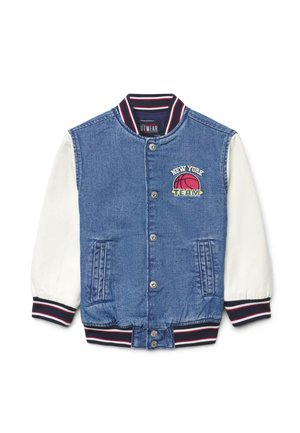 Veste varsity en denim bleu et blanc avec col rayé, poignets, fermeture à boutons, poches latérales et logo de basket-ball "New York Team" sur la poitrine.