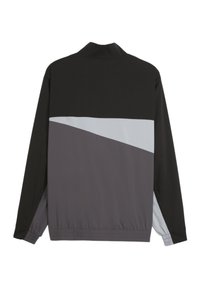 Giacca leggera in nero, grigio e argento. Presenta un colletto alto, blocchi di colore diagonali, polsini elastici e una vestibilità rilassata.