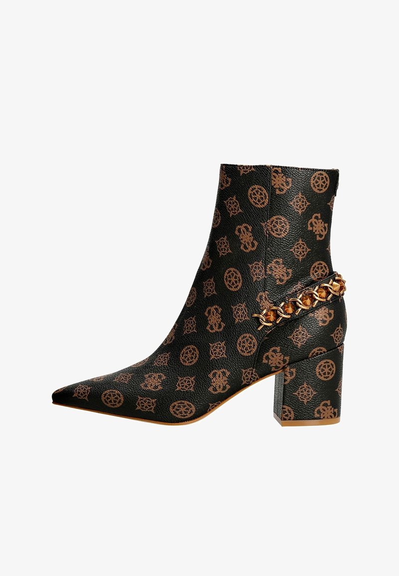Bottine en cuir noir avec motif monogramme marron, bout pointu, talon bloc et détail décoratif de chaîne dorée autour de la cheville.