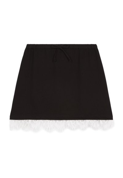 Falda negra de punto con cintura elástica y cordón de ajuste, con un borde de encaje blanco en el dobladillo. Diseño casual y ligero.