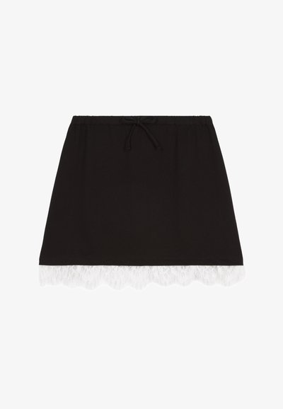 Zwarte jurkrok met een elastische tailleband en een trekkoord, voorzien van een witte kantafwerking aan de zoom. Casual en lichtgewicht ontwerp.