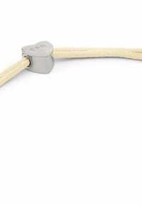 Corda intrecciata beige con un lucchetto metallico a forma di cuore argentato lucido, riportante la scritta "CBH", che presenta una superficie liscia e un design minimalista.