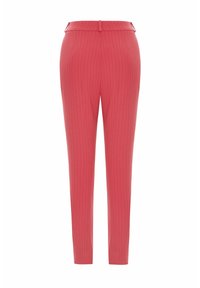 Pantalon rose à fines rayures avec une taille ajustée, un design de jambe effilé et une texture lisse, doté d'une ceinture discrète et d'une finition élégante.