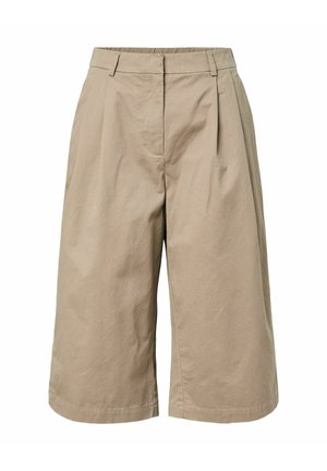 Short beige à larges jambes longueur genou avec passants de ceinture, plis devant et fermeture avant dissimulée.