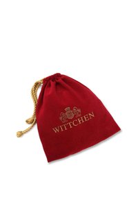 Rode fluwelen trekkoordtas met gouden tekst "WITTCHEN" en een crestontwerp, met een gladde textuur en ronde vorm.