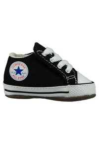 Baskets pour tout-petits en toile noire avec un embout et une semelle en caoutchouc blanc. Dotées de lacets blancs et d'une patch circulaire avec logo sur le côté.