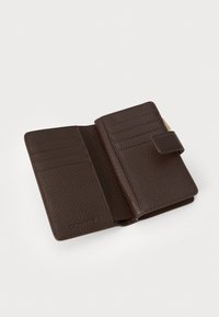 Portofel din piele texturată maro, cu închidere prin buton, multiple sloturi pentru carduri și un interior neted. Design compact, potrivit pentru utilizare zilnică.