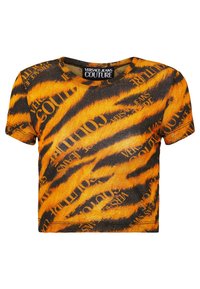 Pomarańczowo-czarny krótki t-shirt z wzorem w paski tygrysa oraz powtarzającym się napisem "Versace Jeans Couture". Krótkie rękawy, standardowy okrągły dekolt.