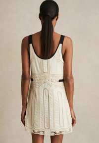 Reiss REGULAR FIT - Denné šaty - cream