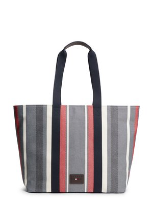 Duża torba typu tote z pionowymi paskami w kolorach szarym, białym i czerwonym, z ciemnoniebieskimi uchwytami i małą prostokątną naszywką z logo z przodu.