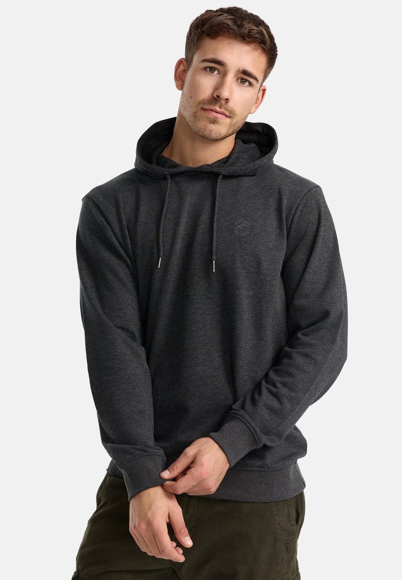 Dunkelgrauer Kapuzenpullover mit einer vorderen Kängurutasche, verstellbaren Kordeln und gerippten Bündchen sowie Saum. Dezentes Logo auf der Brust.